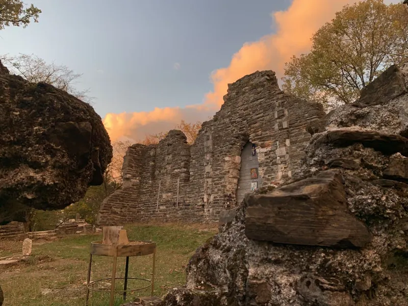 Руины Византийского храма на закате