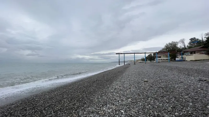 Галечный пляж Лоо в пасмурный день